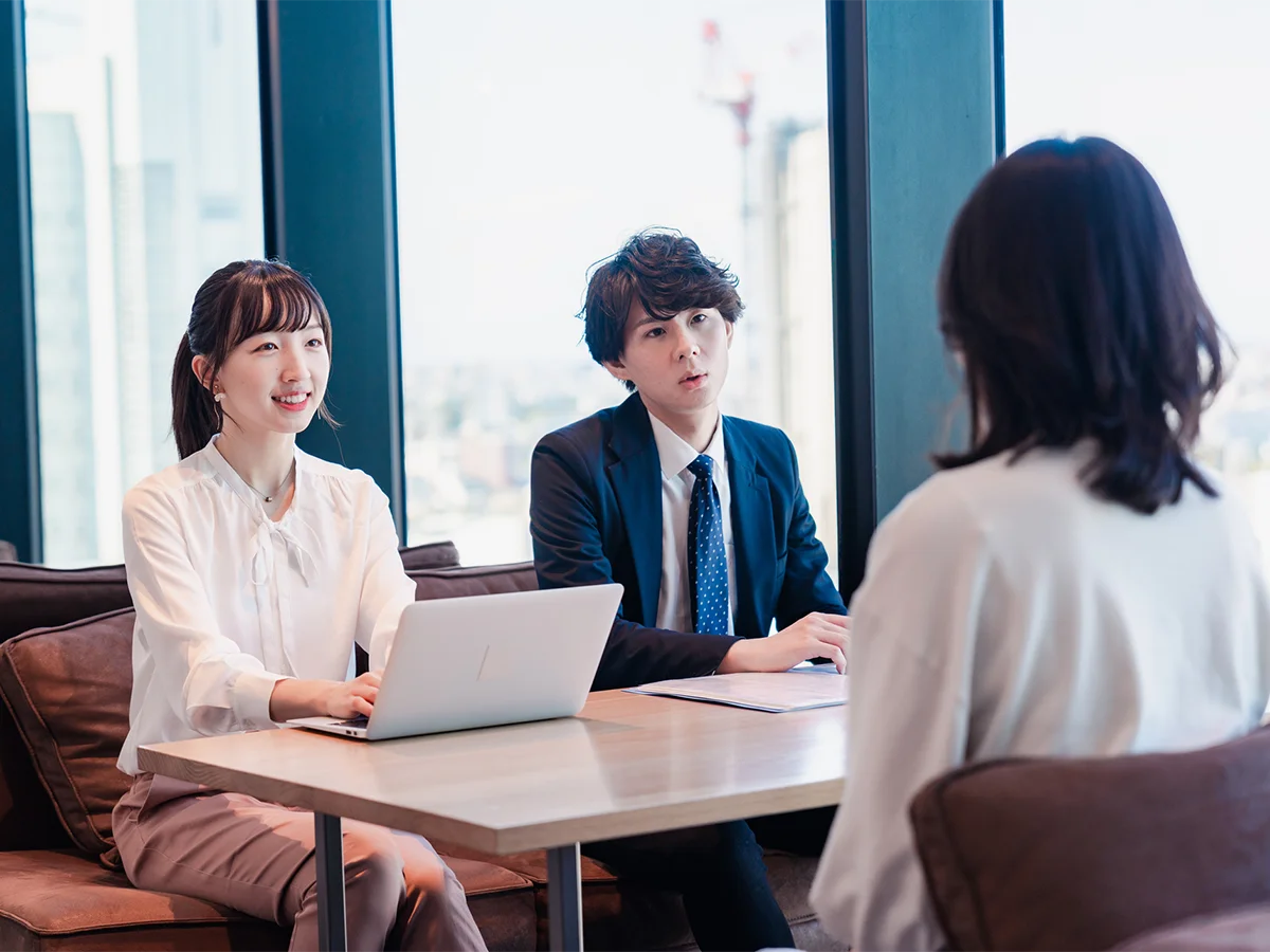 職場の方と話し合う様子