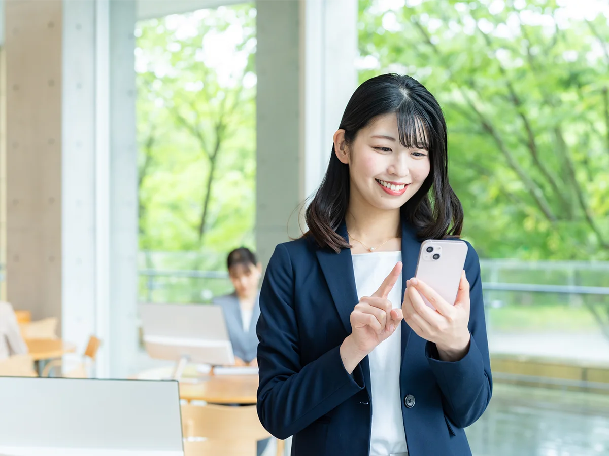 職場で打ち合わせを行う様子