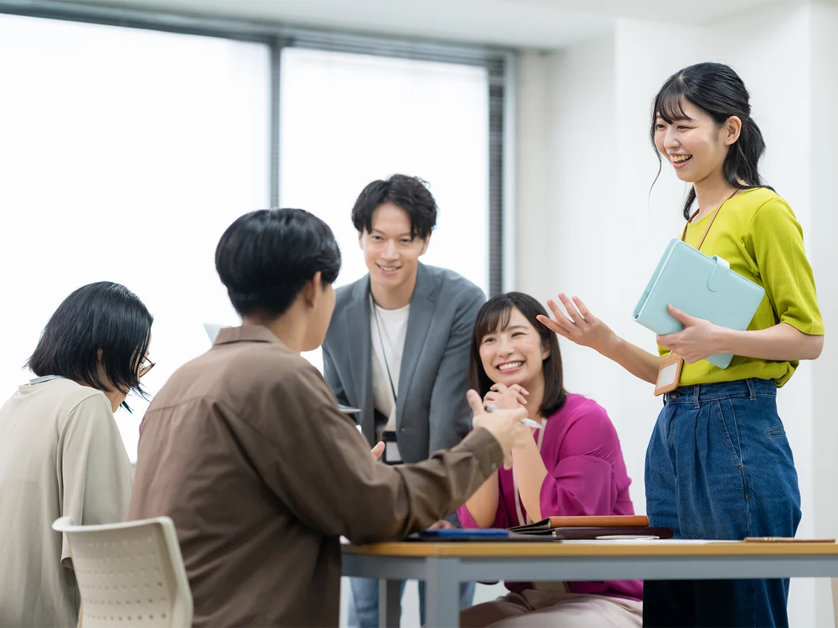 職場でコミュニケーションを取る様子